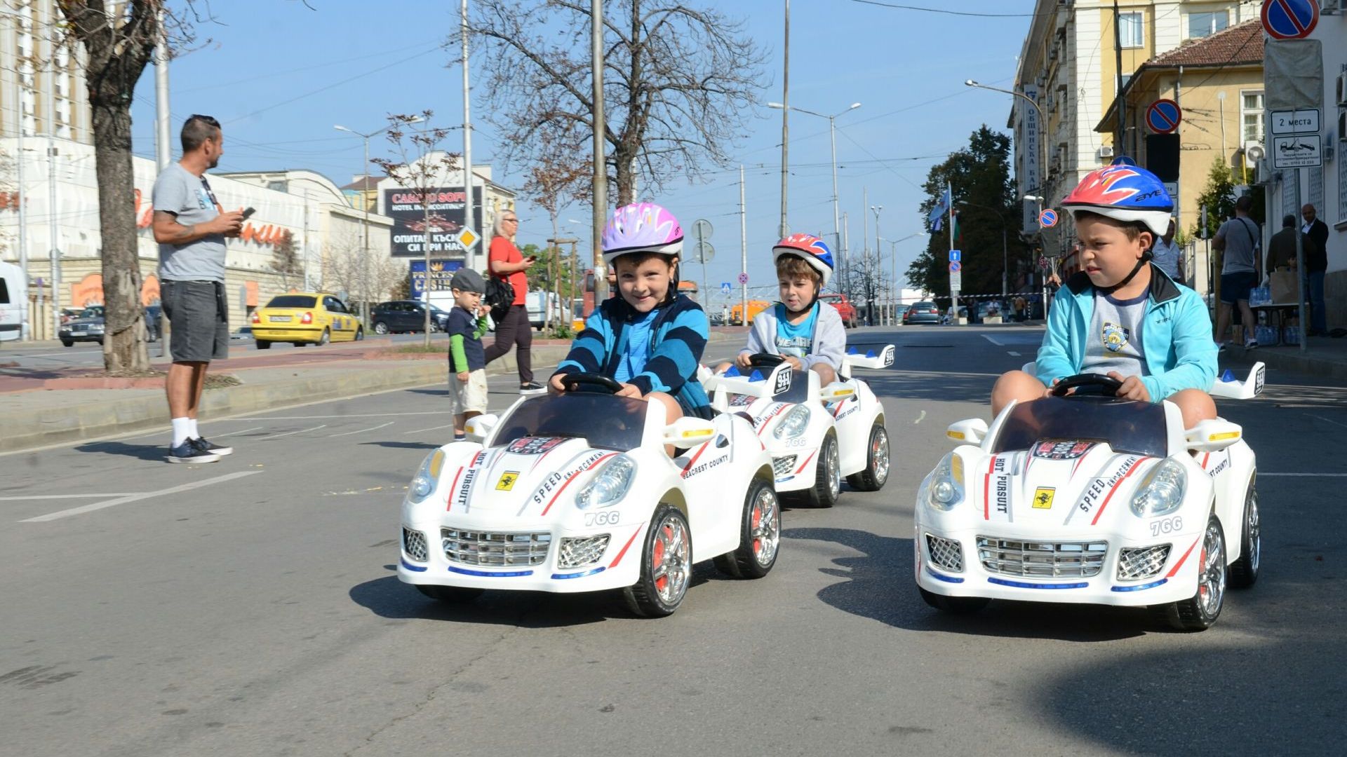 Деца караха тротинетки, спазвайки правилата за движение