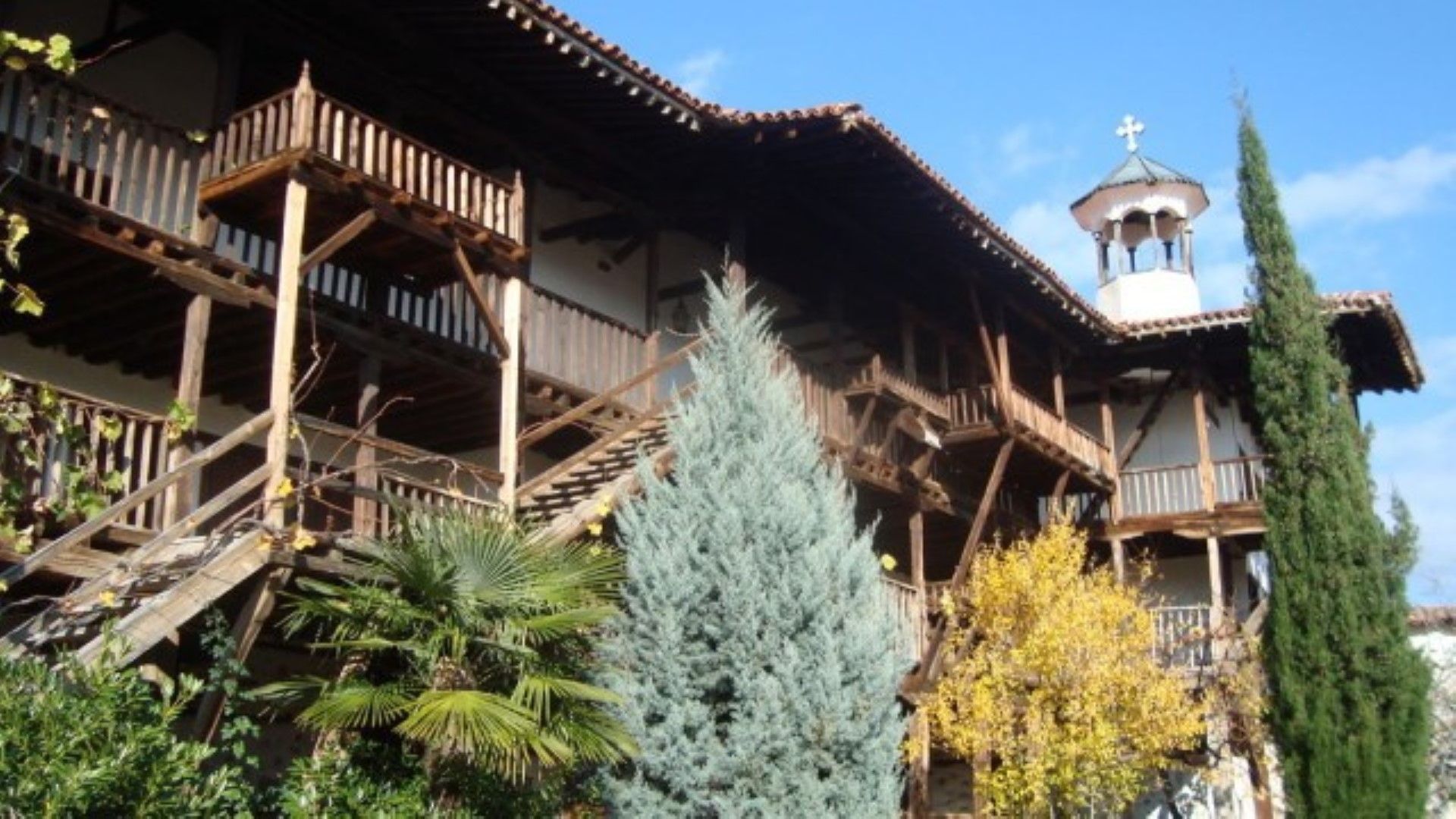 Четирима маскирани мъже нахлуха снощи в Роженския манастир край Сандански