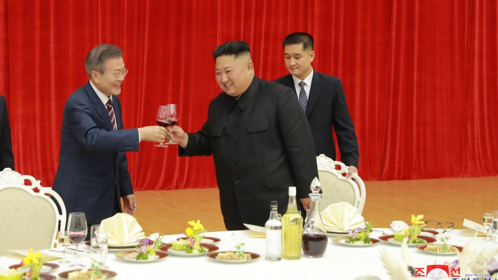 Севернокорейският лидер Ким Чен ун и южнокорейският президент Мун Дже ин обявиха