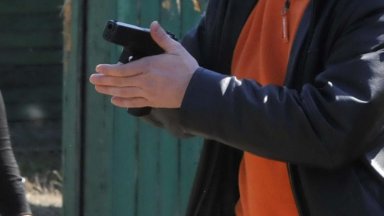 Майката на задържаното за стрелба в училище дете се е