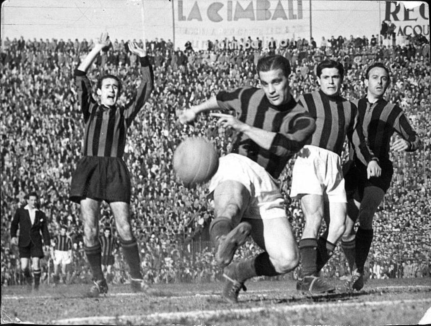 24, Гунар Нордал е "Но"-то в триото Гре-Но-Ли, което се вихри в шведския национален отбор и Милан през 50-те години. Вкарва общо 513 гола в кариерата си, като е пет пъти стрелец №1 на Серия А - повече от всеки друг в историята. Бе нападателят с най-много попадения за един италиански клуб, преди Франческо Тоти да го надмине и да остане номер 2. 