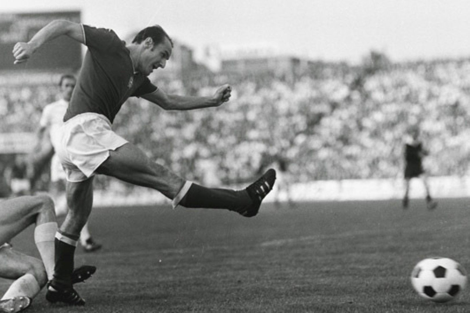 27. Ференц Бене е лицето на втората вълна талантливи унгарски играчи в следвоенния период на 20-и век. През 60-те и 70-те години играе само в един клуб - Дожа Уипещ, както и за националния отбор, като записва 508 гола за тях.