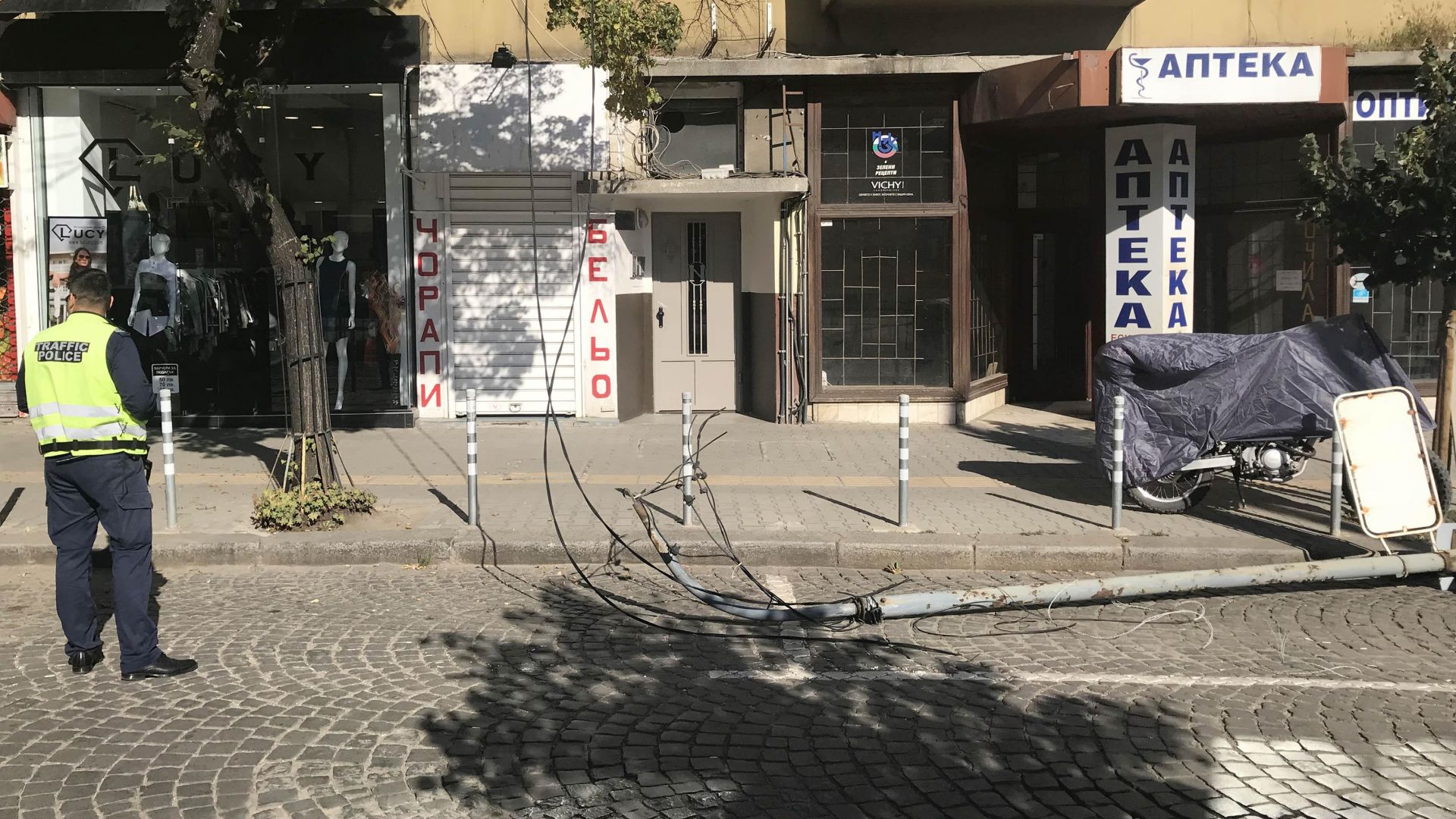 Метален електрически стълб за улично осветление падна на булевард Македония