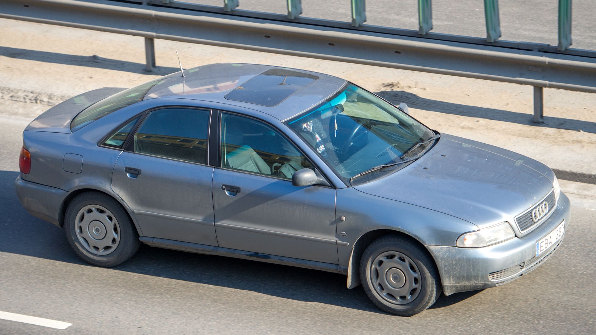 Водач на лек автомобил Ауди А4 е засечен да шофира