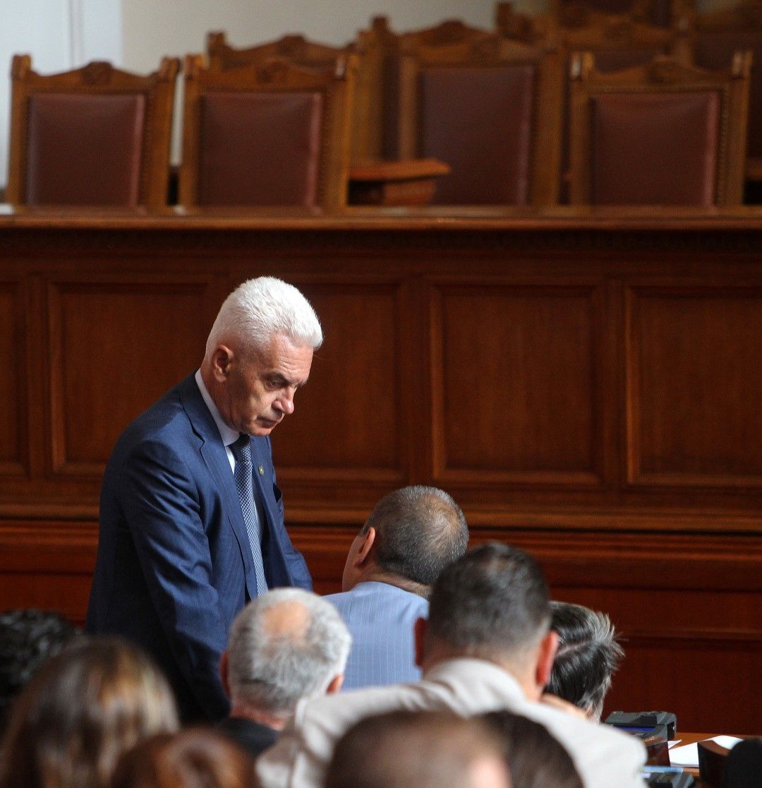 Волен Сидеров разговаря с Цветан Цветанов в парламента