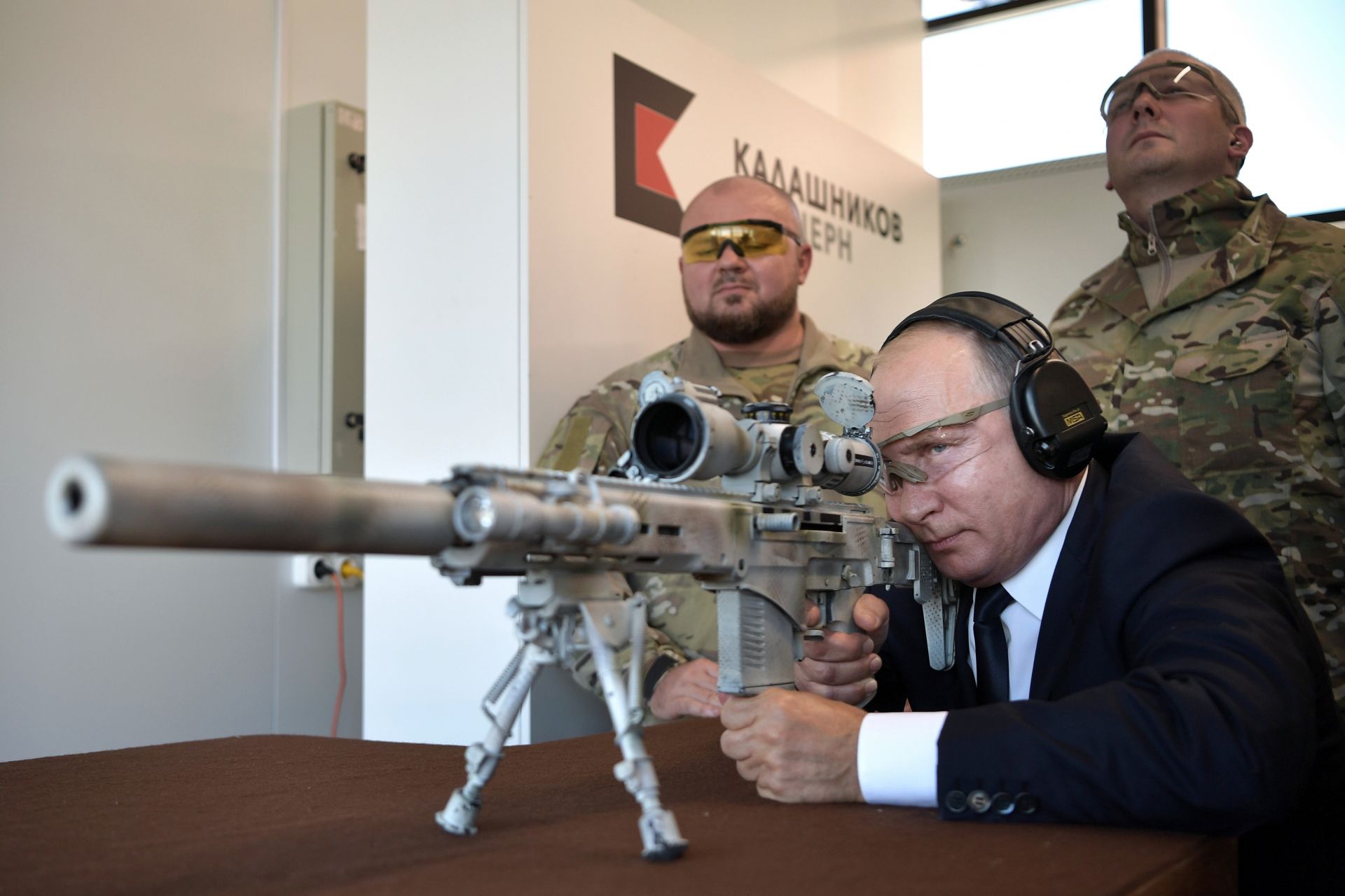 Владимир Путин разгледа днес галерията за снайперистка стрелба в стрелковия полигон на концерна "Калашников"