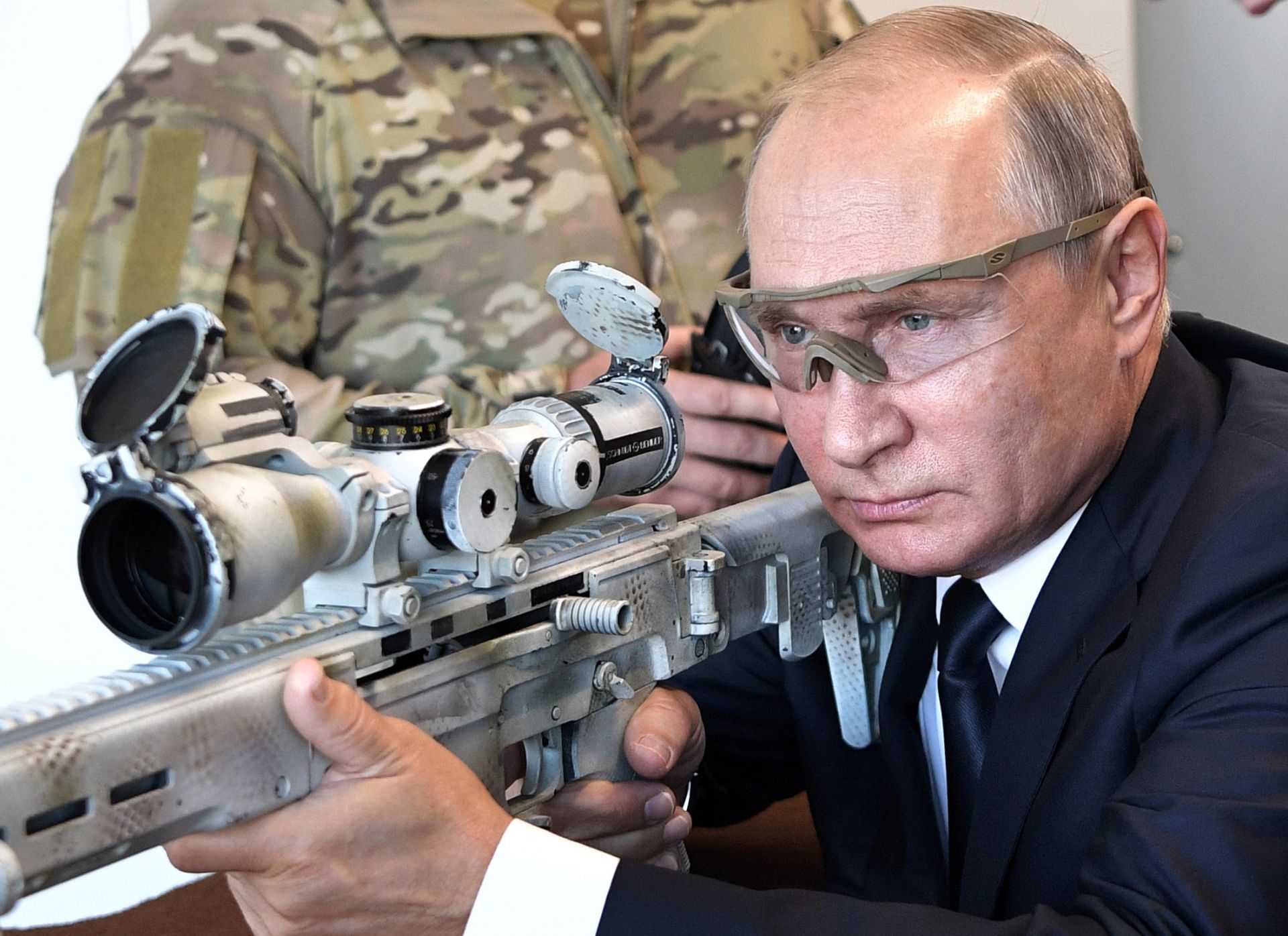  Путин произведе пет изстрела със снайперистката карабина "СВЧ-308" по мишена на разстояние 600 метра