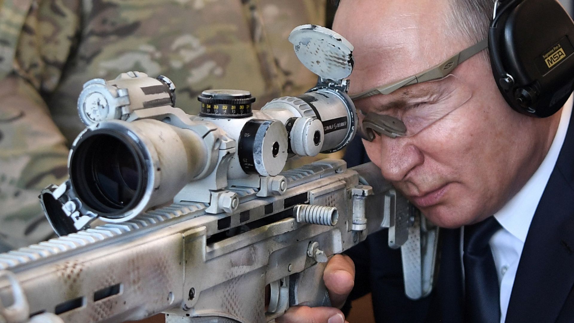 Владимир Путин разгледа днес галерията за снайперистка стрелба в стрелковия
