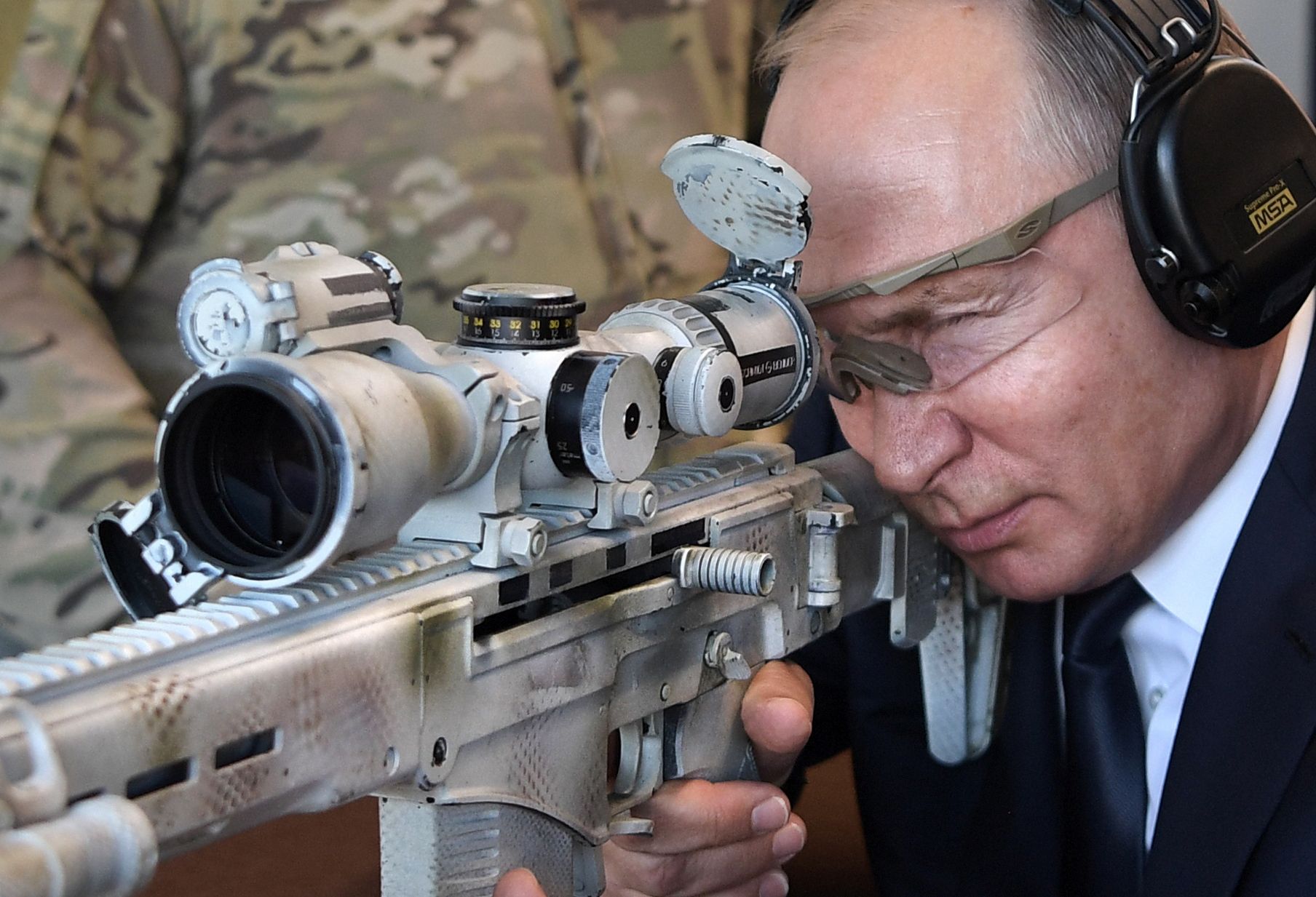  Путин произведе пет изстрела със снайперистката карабина "СВЧ-308" по мишена на разстояние 600 метра