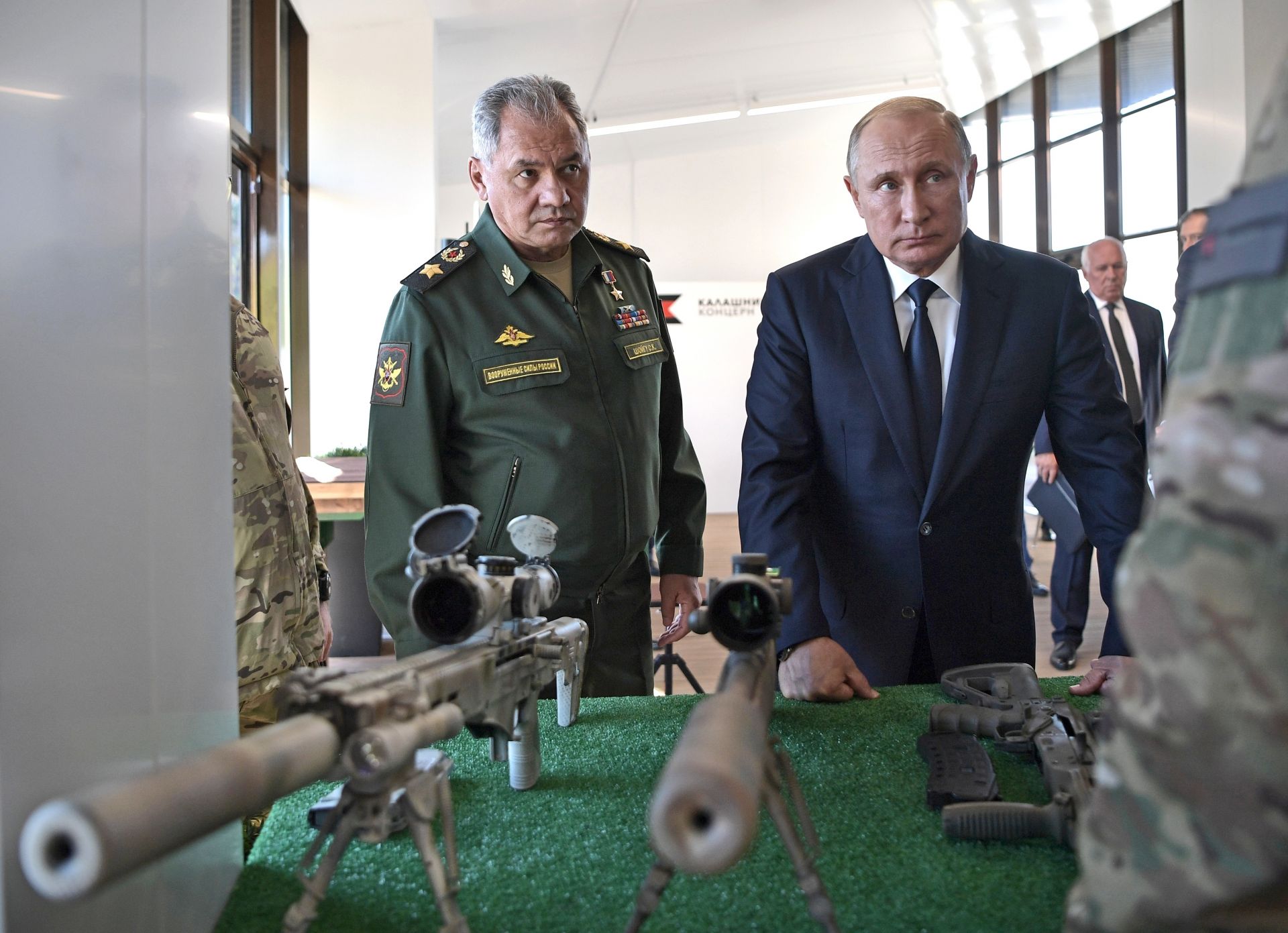  Експерти демонстрираха пред Путин два пробни прототипа на карабини 