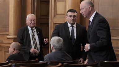 Депутатите се скараха за смяната на тримата министри