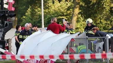Трагедия в Холандия: Влак удари товарен велосипед с деца