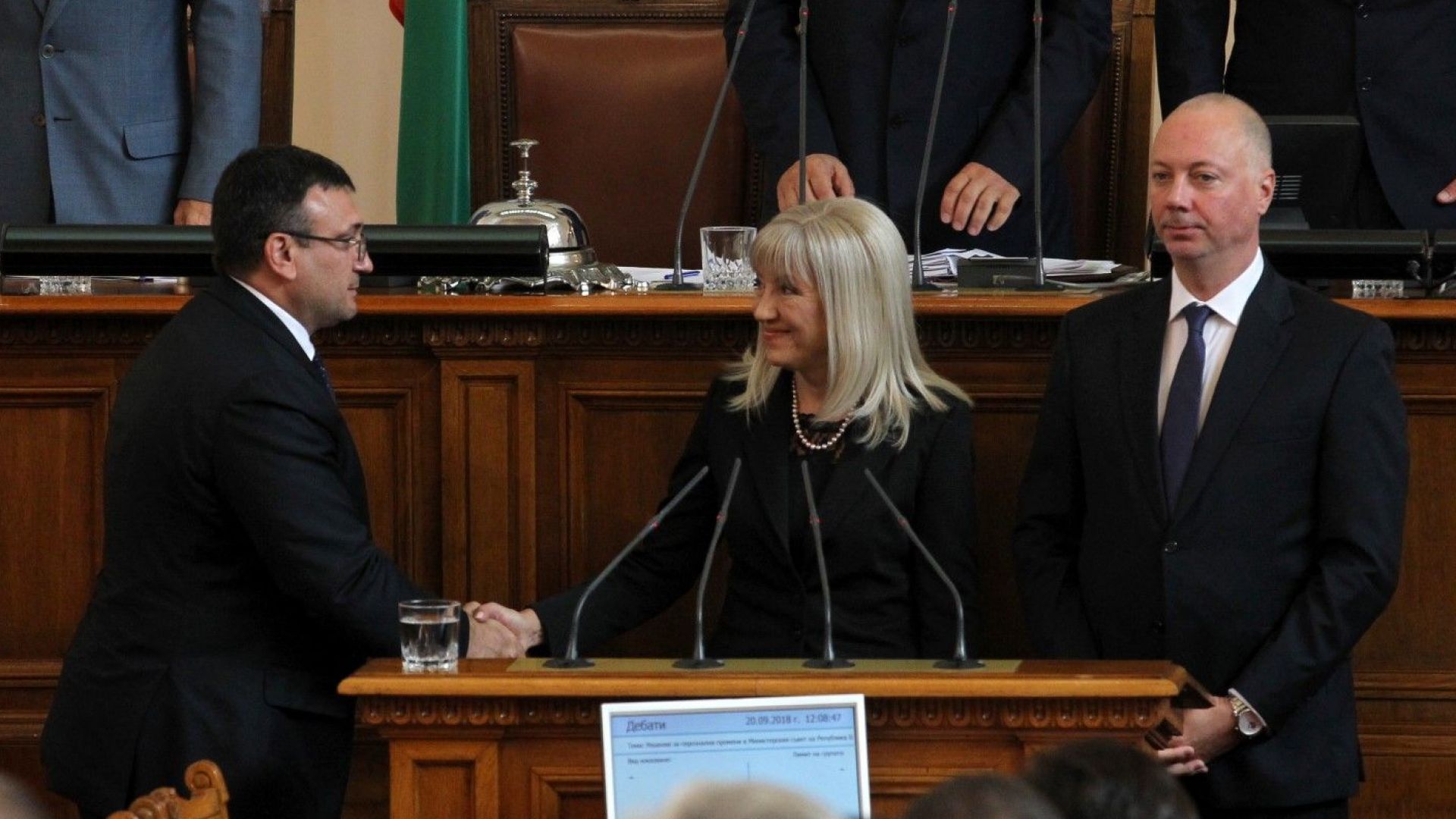 След подадени оставки от постовете им днес бяха освободени министрите