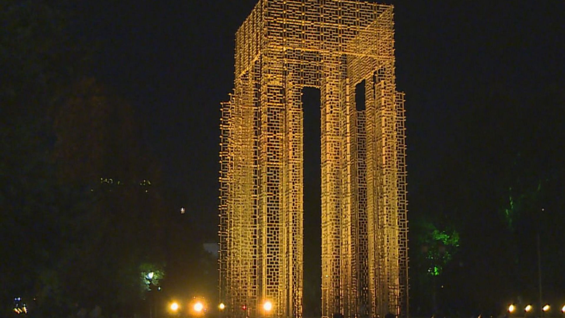 Арт инсталацията Бронзовата къща която беше издигната на мястото на