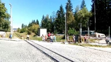 Опасно: Учителка преведе деца пред минаващ влак 