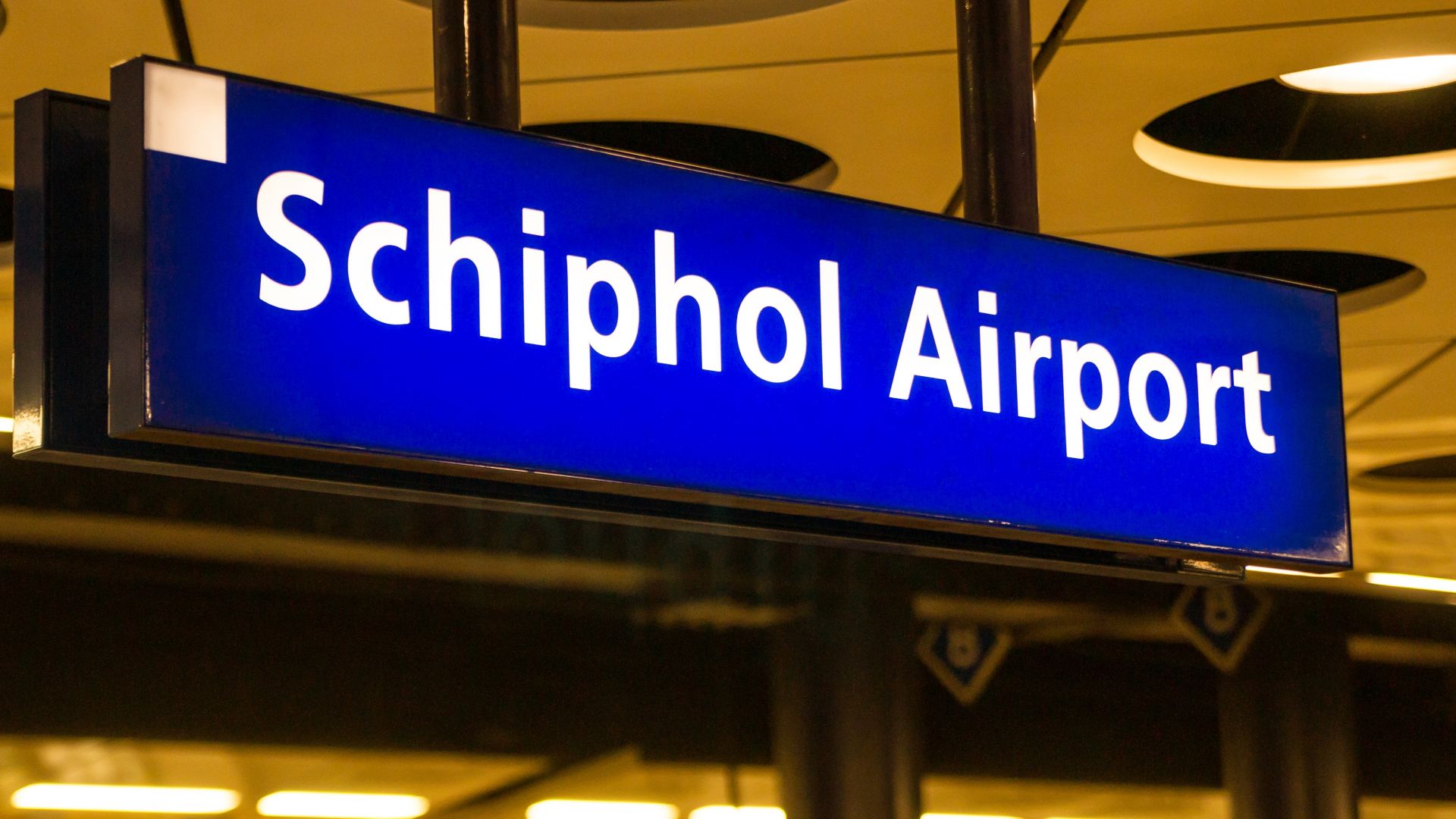 Над 100 полета са отменени днес на холандското летище Схипхол