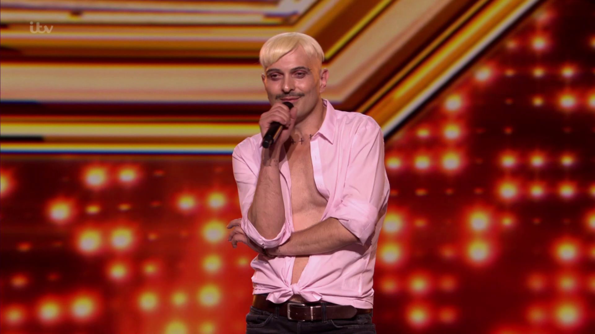 Иво Димчев на сцента на британския "X Factor"