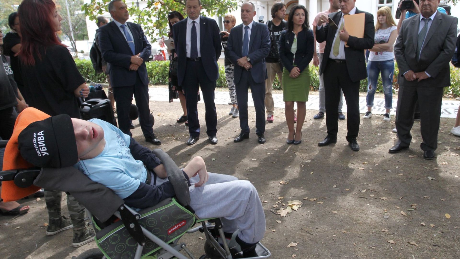 Едва десетина от 240 народни представители се отзоваха на поканата