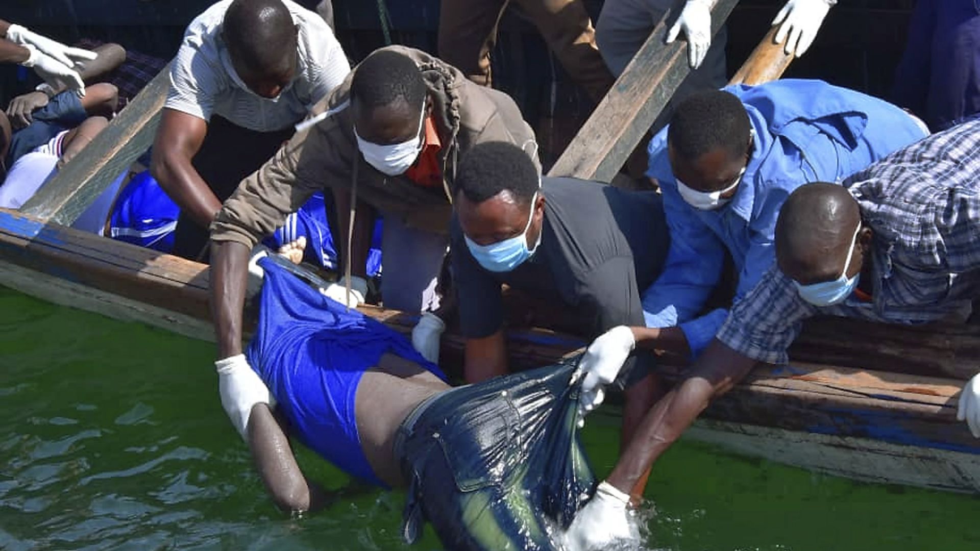 Расте броят на жертвите от потъналия ферибот в Танзания
