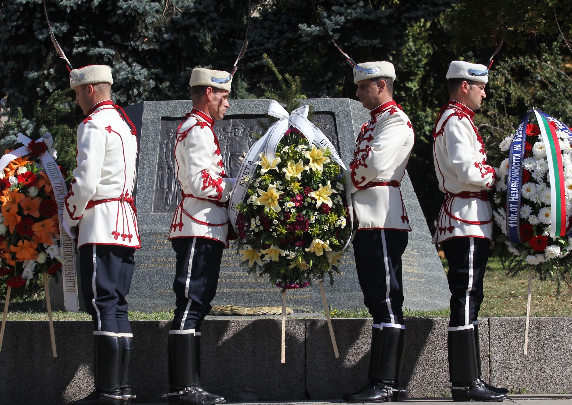 На площад "Княз Александър I" пред Паметника на Независимостта се проведе тържествено честване на 110-ата годишнина от обявяването на Независимостта на България