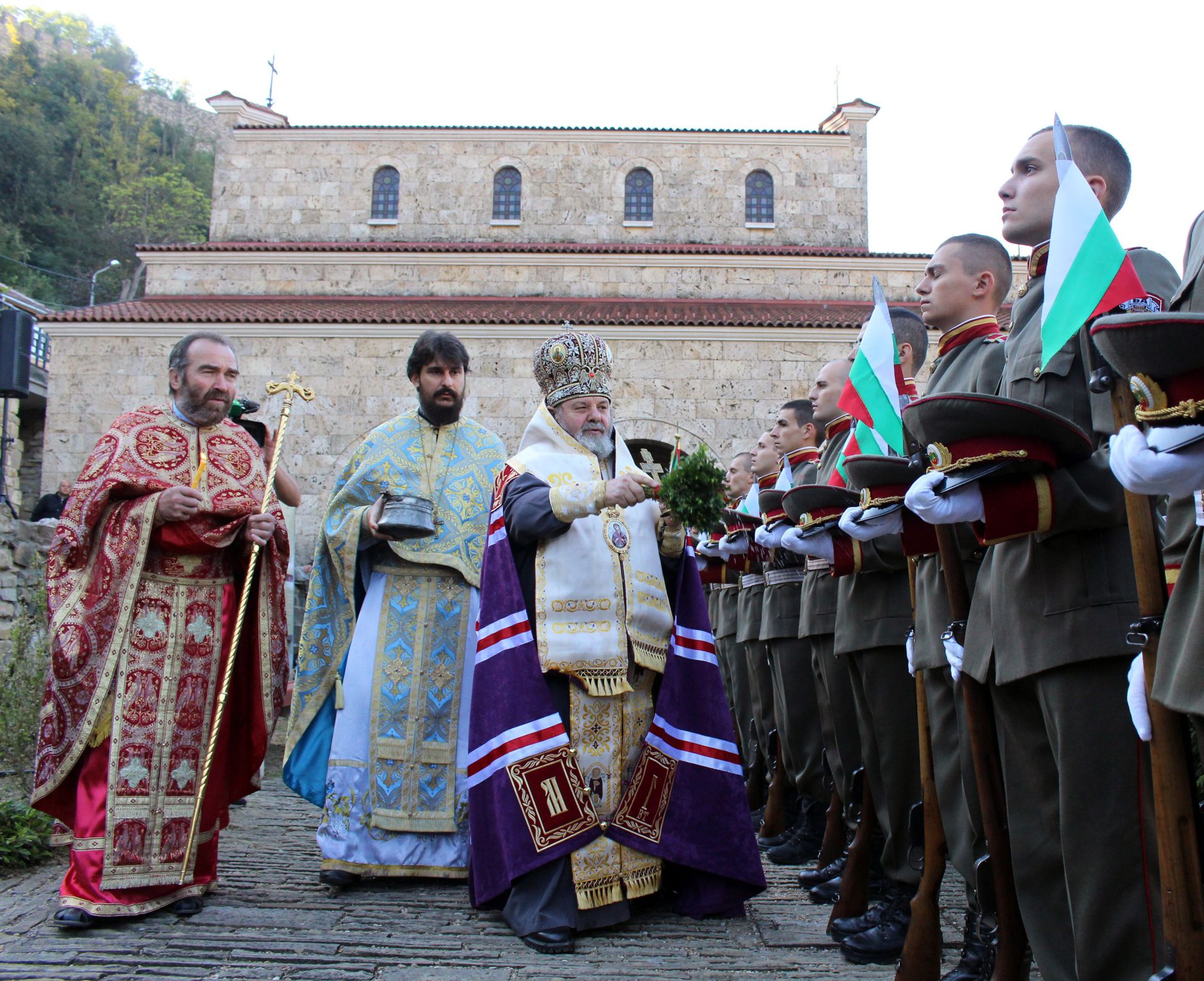 В двора на църквата "Св. 40 мъченици" във Велико Търново бяха осветени военните знамена и флаговете на институции и неправителствени организации