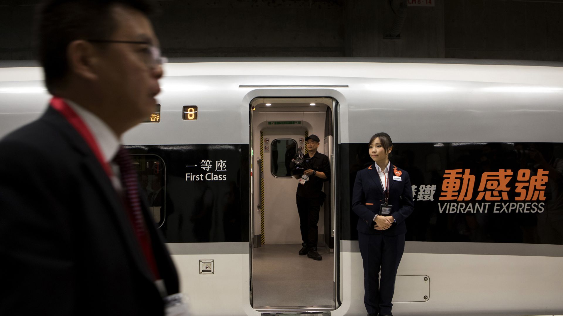  Хонконг пусна високоскоростен влак до континентален Китай