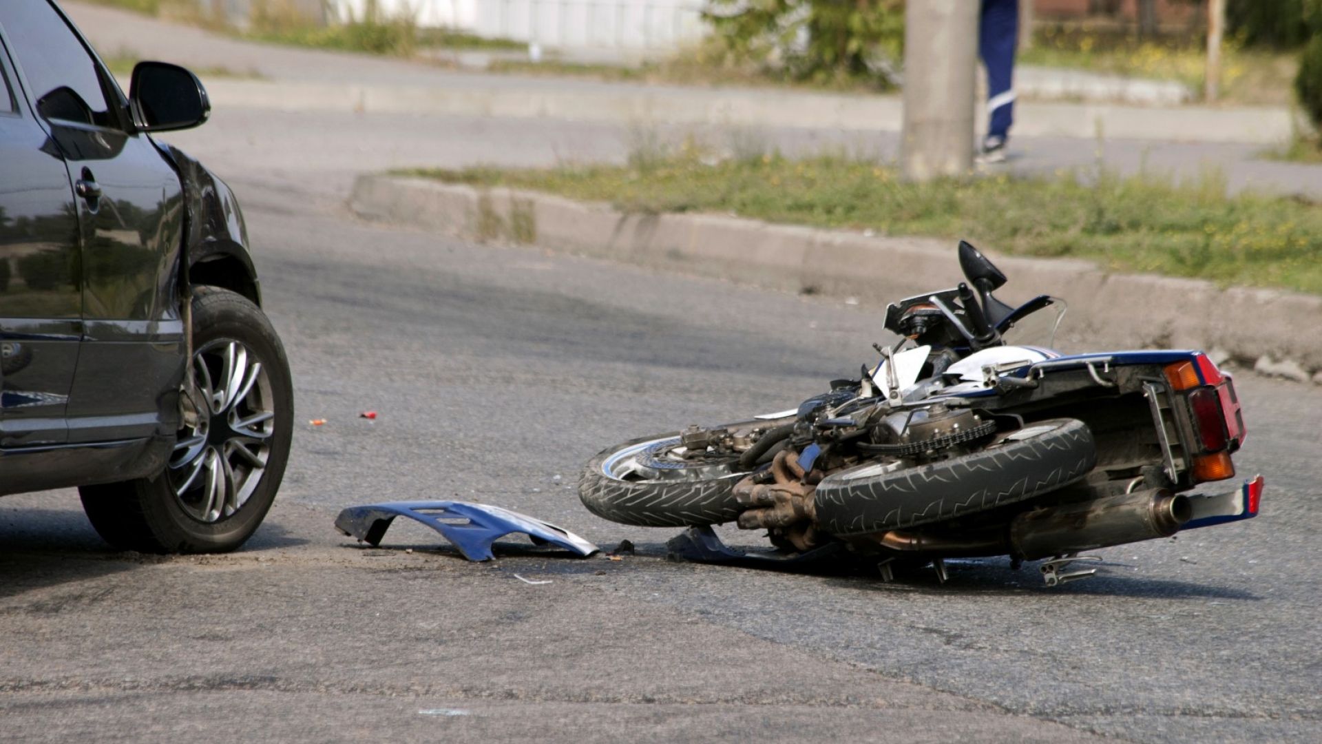 Блъснаха моторист в центъра на Бургас 