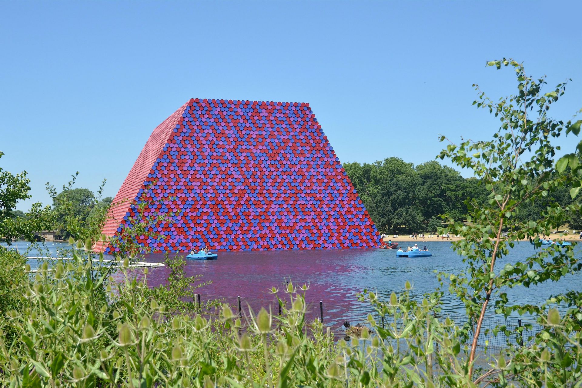 Загадъчната пирамида на Кристо в Хайд парк в Лондон