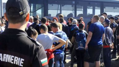 Стотици работници на Миню Стайков са пред съда в Карнобат