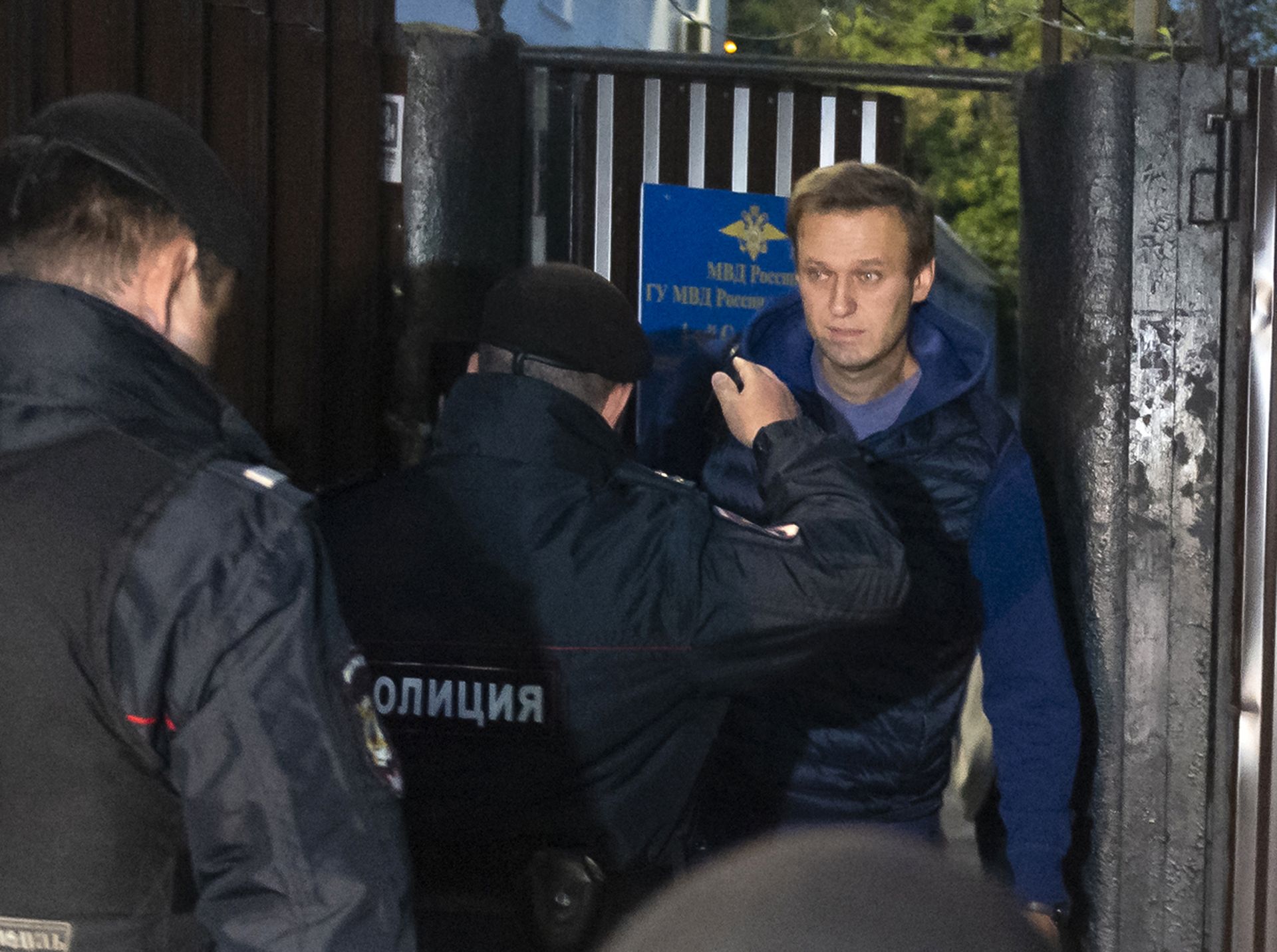 Навални бе очакван призори на изхода на сградата от полицаи, които го отведоха в районно полицейско управление в Москва