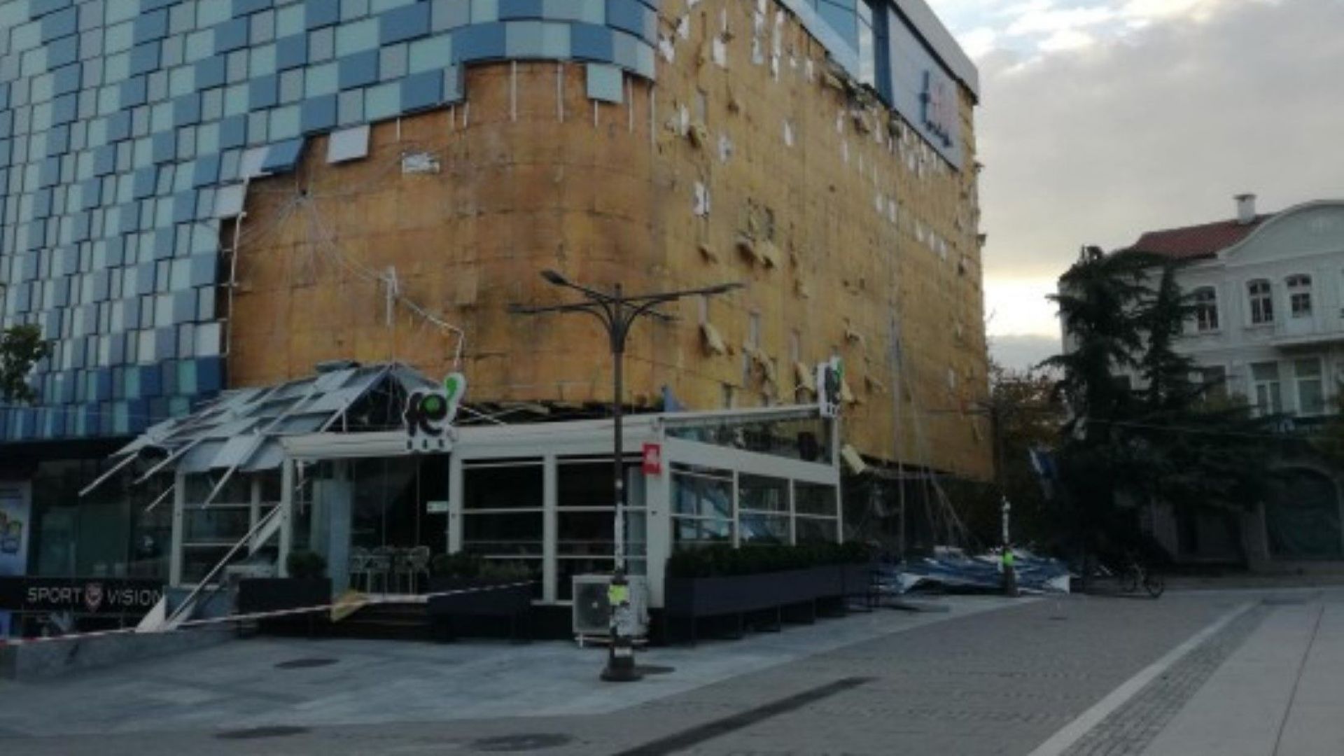 Виж още Силен вятър събаря дървета върху коли 7000 домакинства