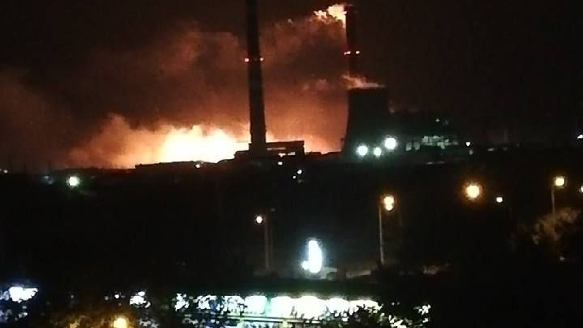 Голям пожар се разрази в двора на ТЕЦ Сливен Огънят