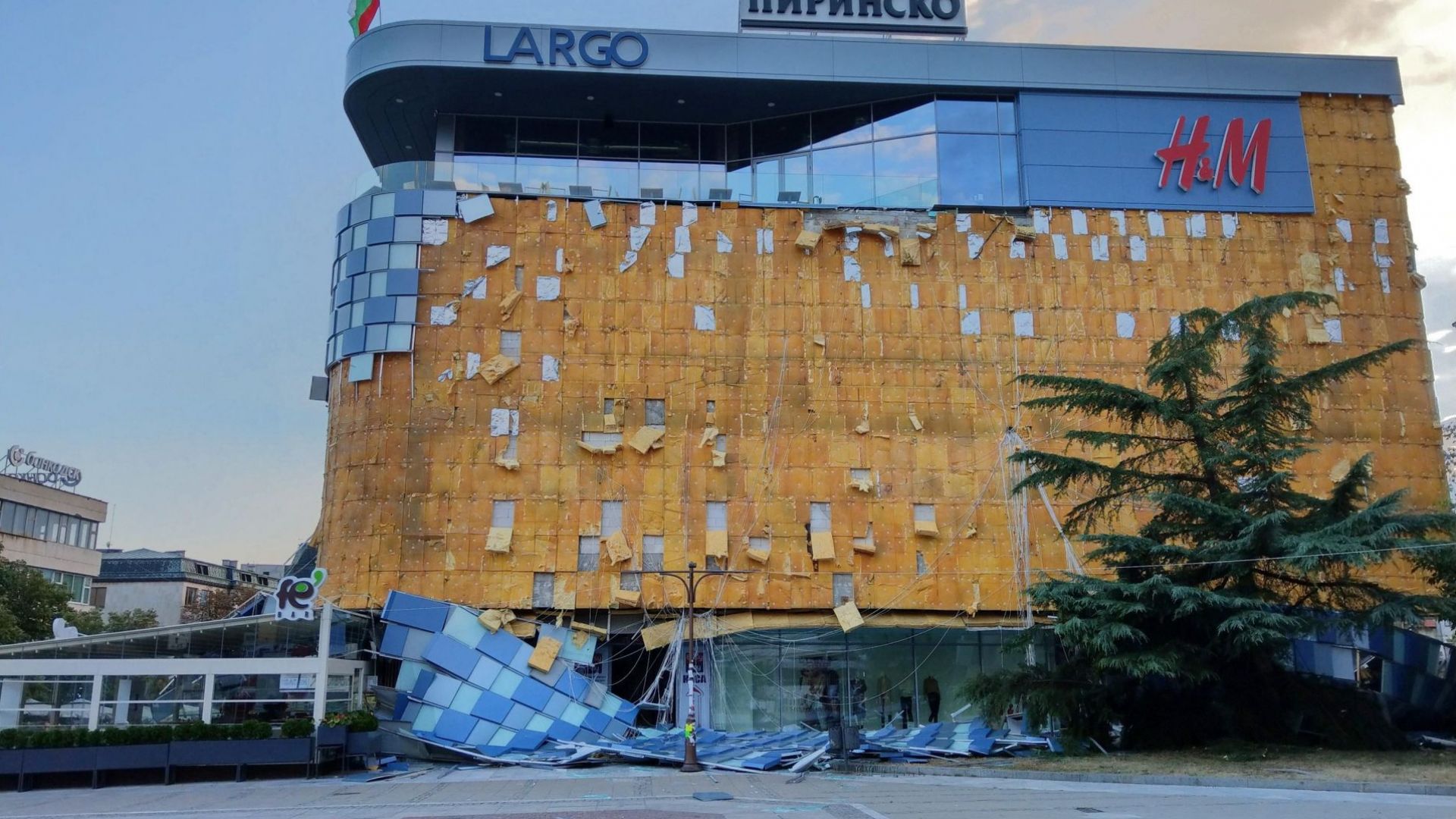 Силният вятър вчера събори фасадата на търговския център в Благоевград