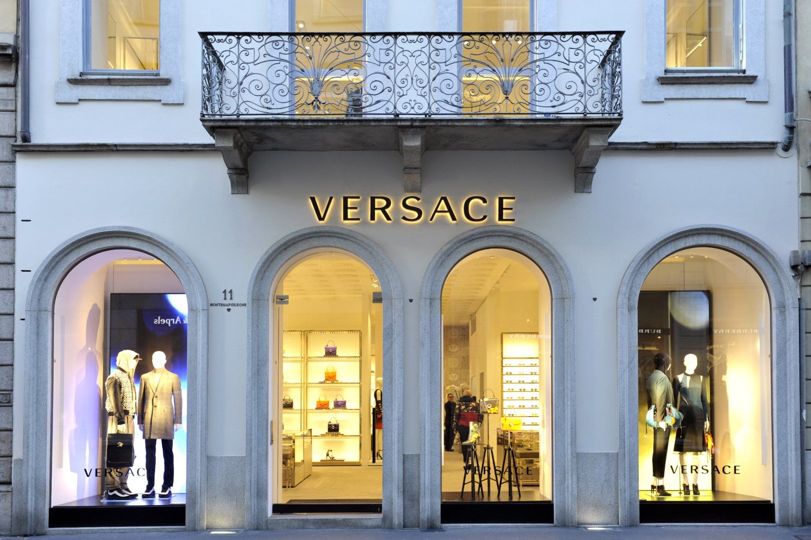 Американска модна група купува Versace