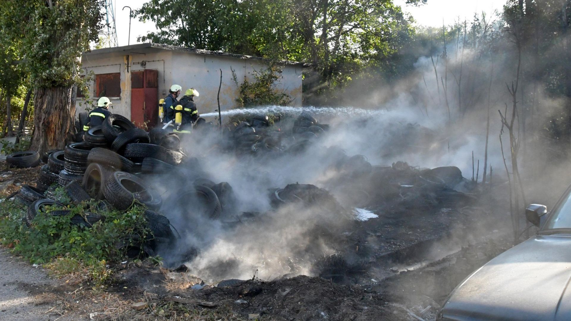 Пожар избухна в двора на предприятието Тих труд на булевард