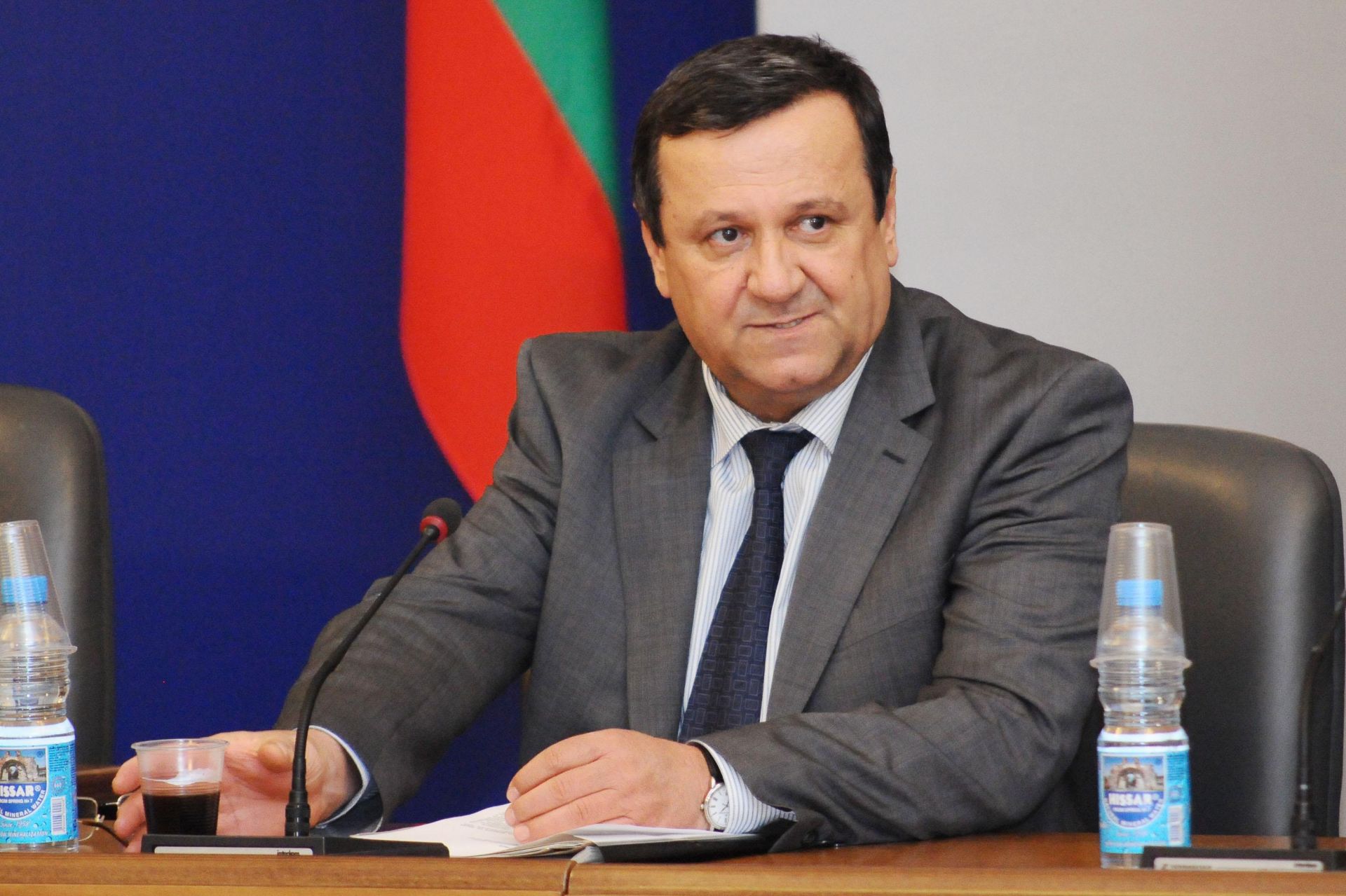 Хасан Адемов предложи 3 варианта за излизане от заплетената ситуация