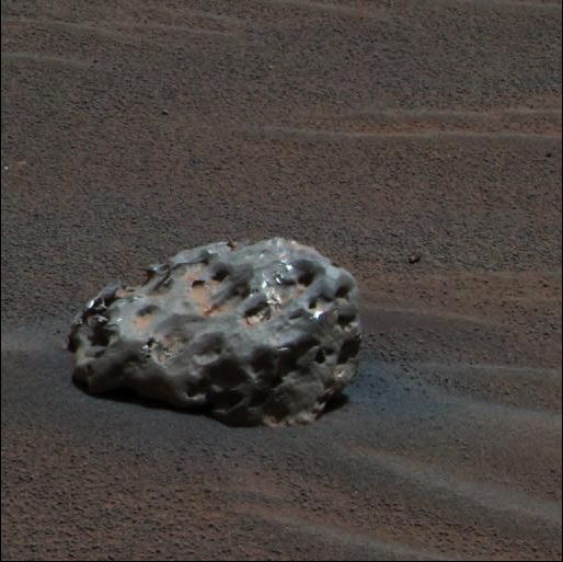 Роувърът откри първият метеорит на марс
