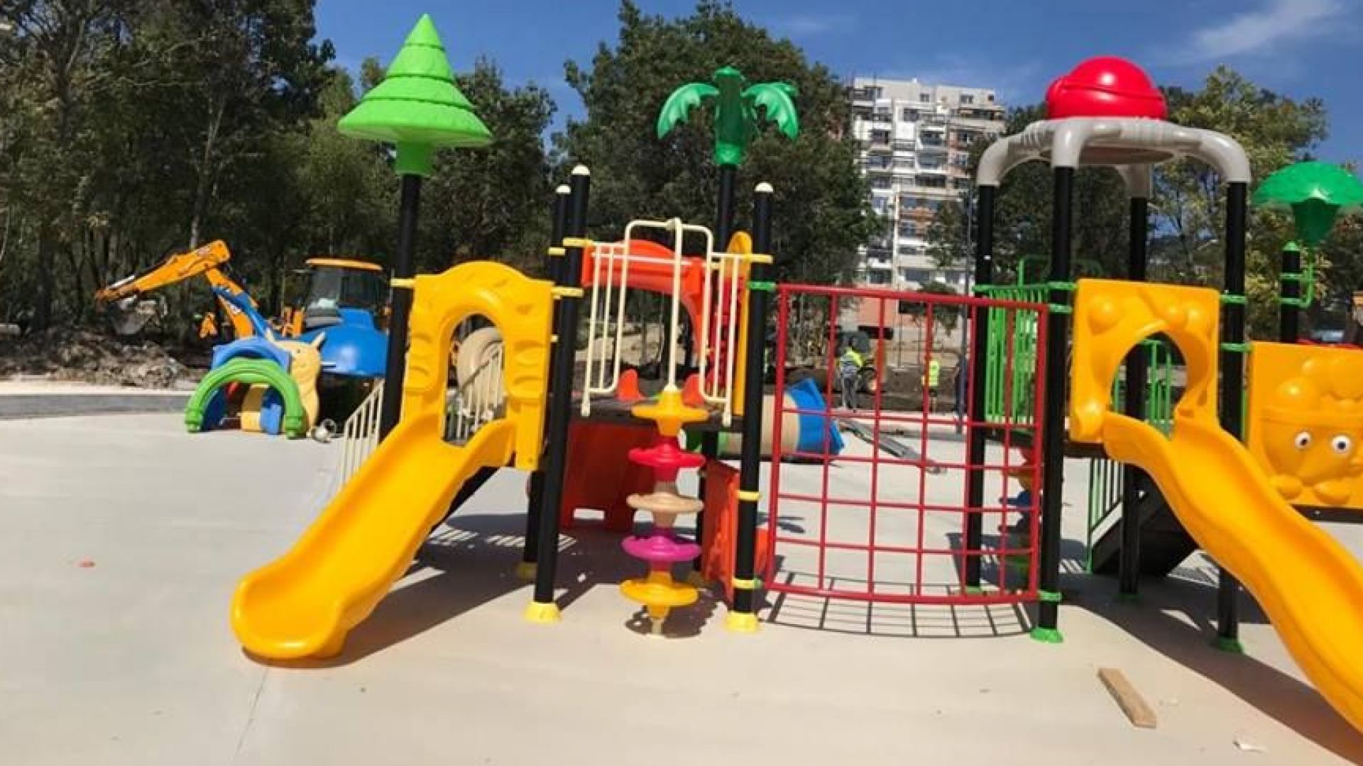 Изграждането на парка в кв Възраждане напредва Оформят се алеите