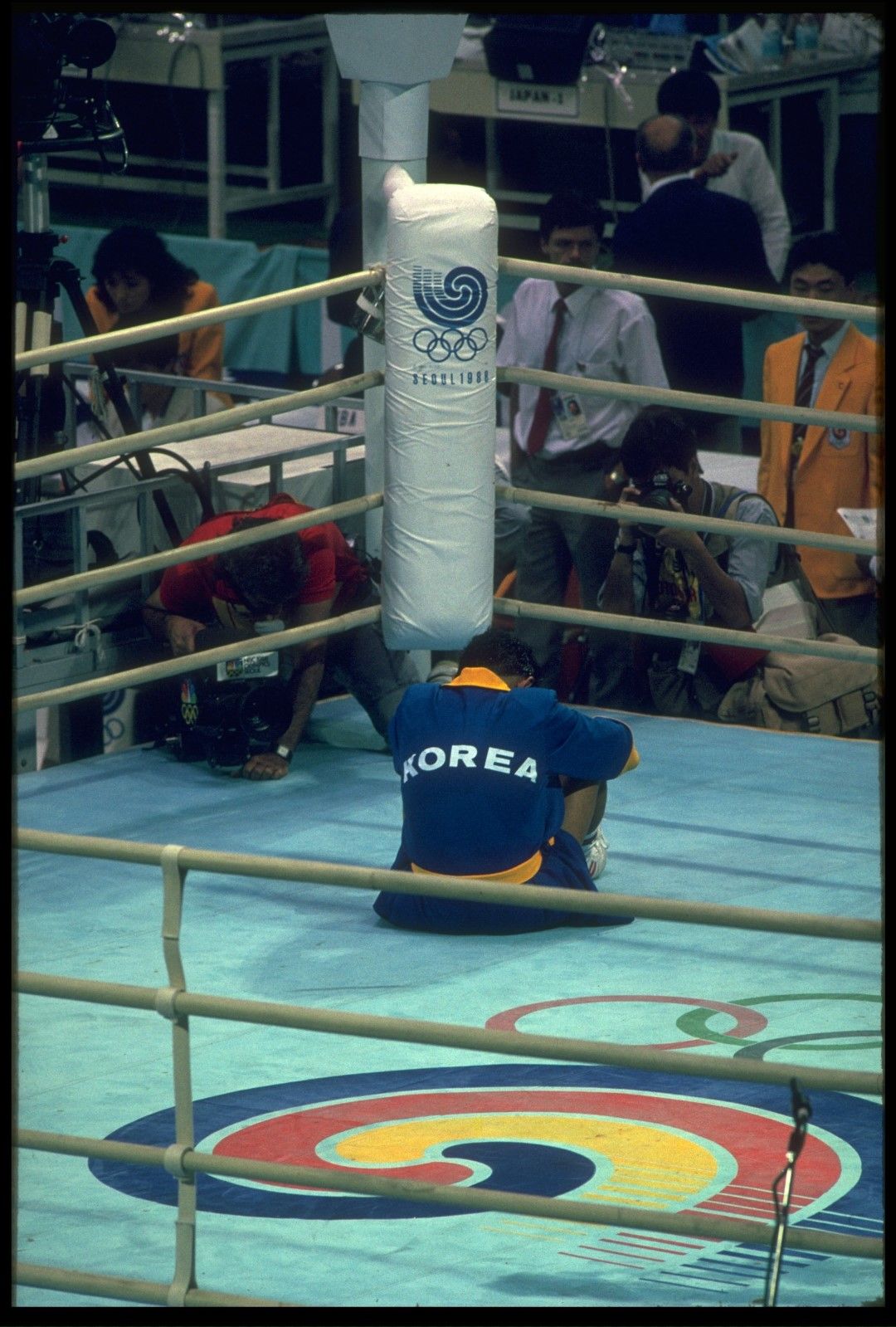 Още се помни протестът на корейския боксьор, който загуби полуфинала си от Александър Христов. Българинът стигна до сребро.