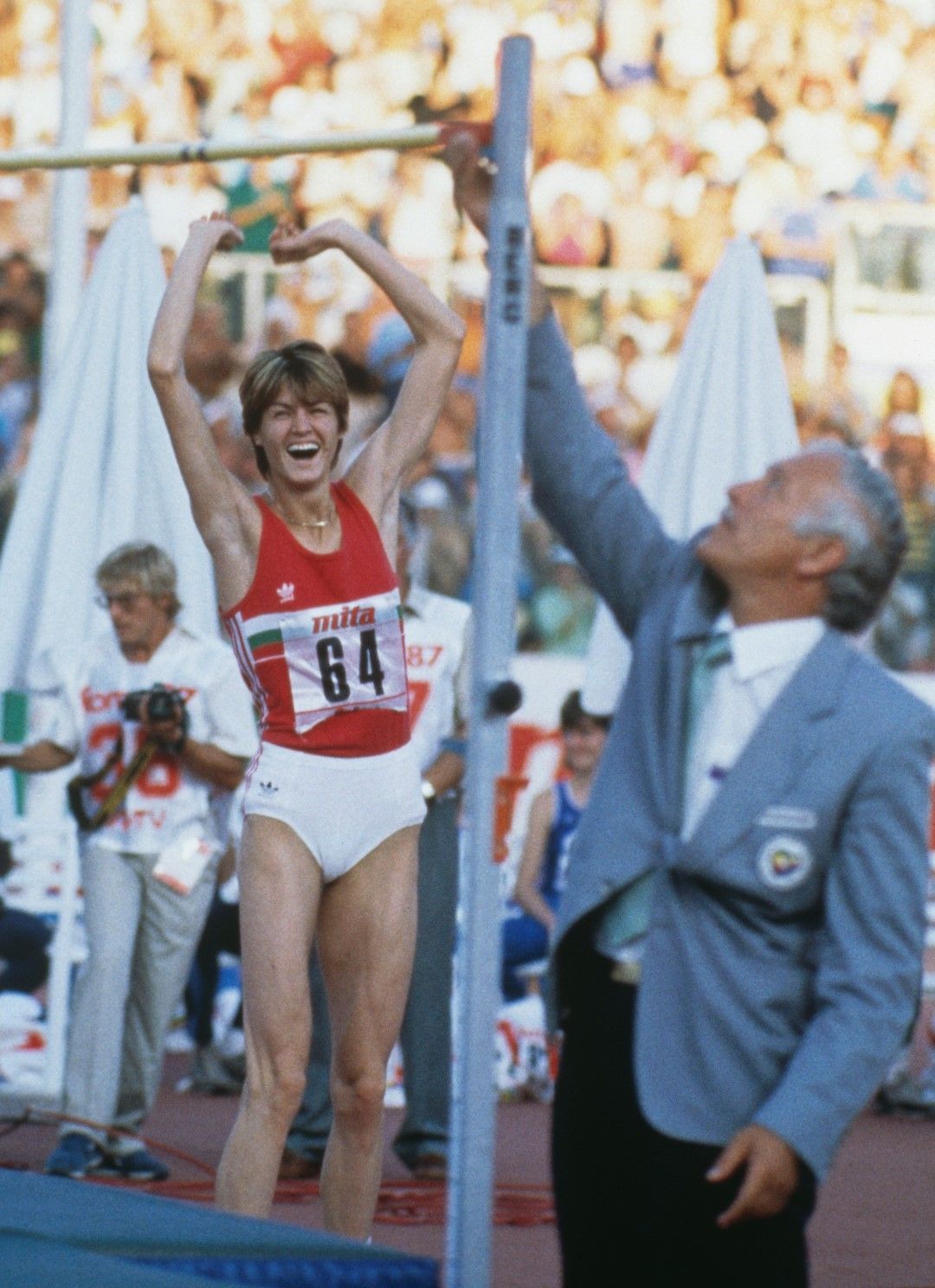 Но съдбата даде реванш на Стефка и тя стигна до Олимпийска титла осем години по-късно в Атланта. А рекордният скок от 209 см  през 1987 г. все още е непокътнат.