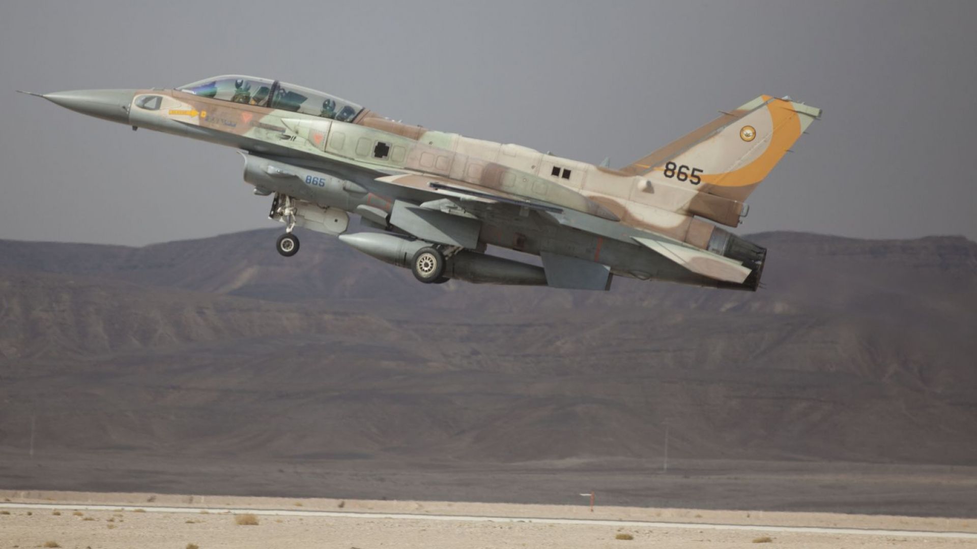 Израелските военни съобщиха вчера че открили огън по израелски пътнически