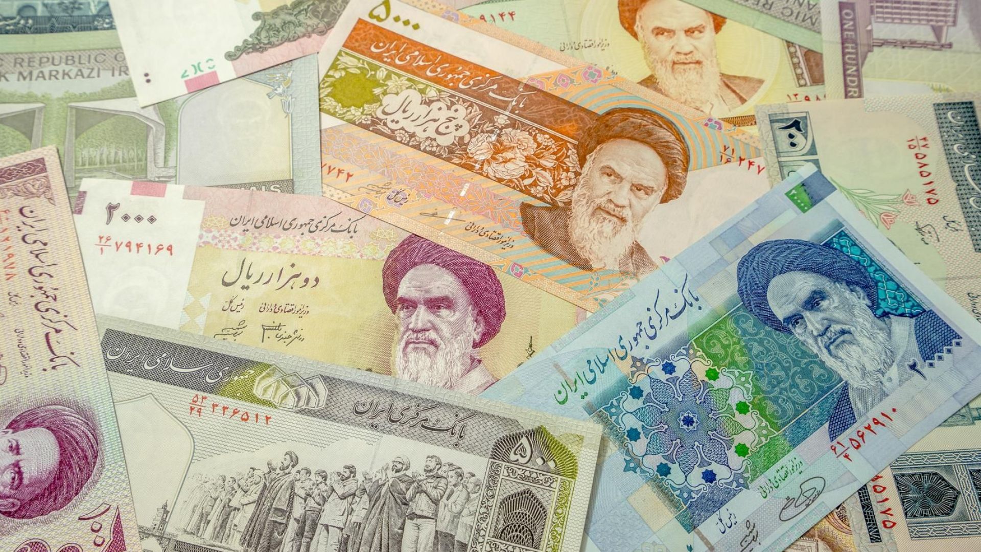 Иранският реал изненадващо поскъпна с 20% за денонощие