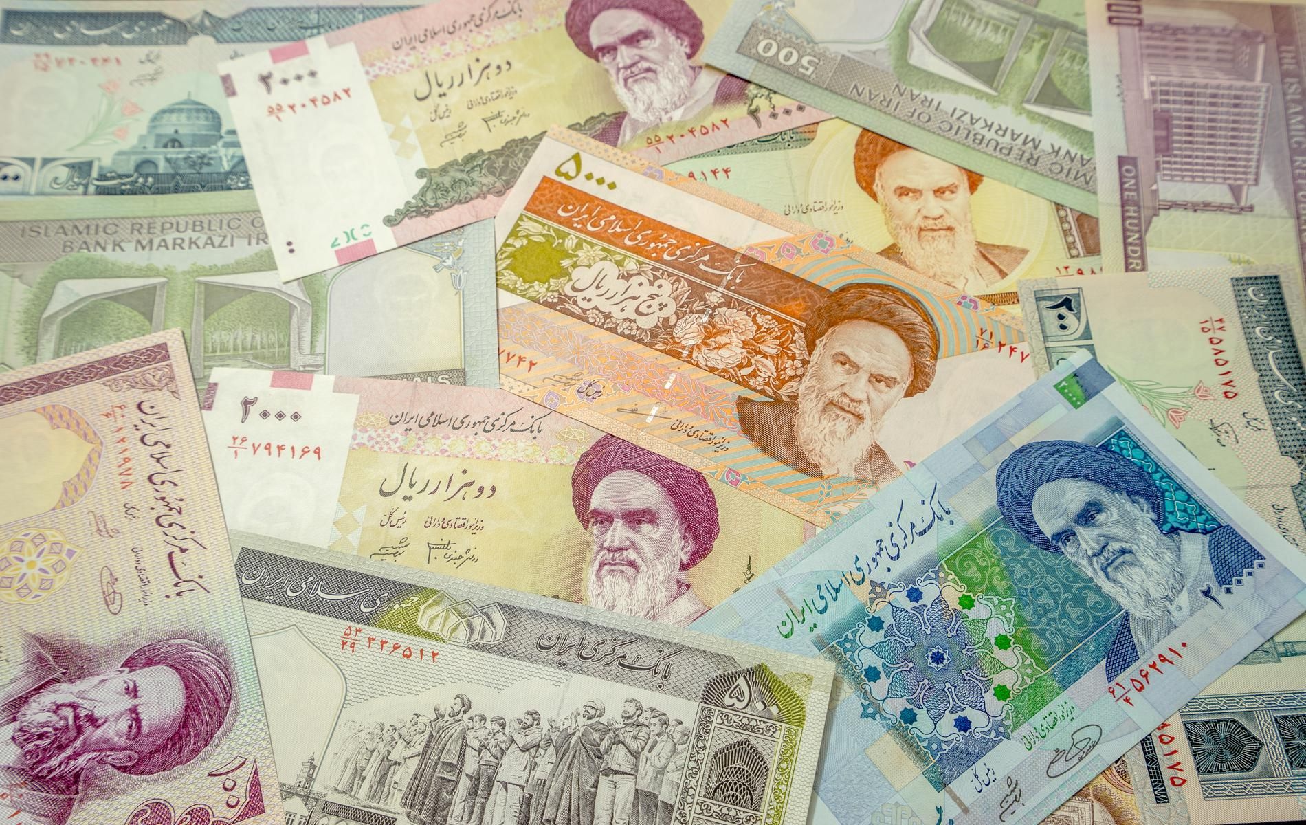 Иранската национална валута се обезцени рекордно