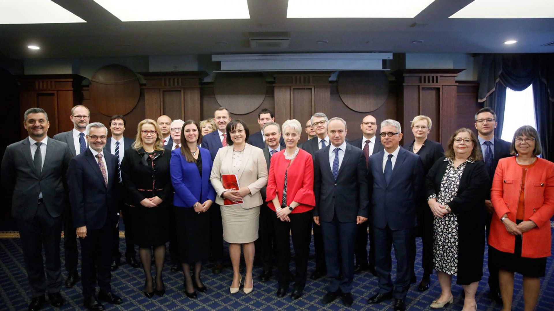 Председателят на НС на БСП Корнелия Нинова е имала среща