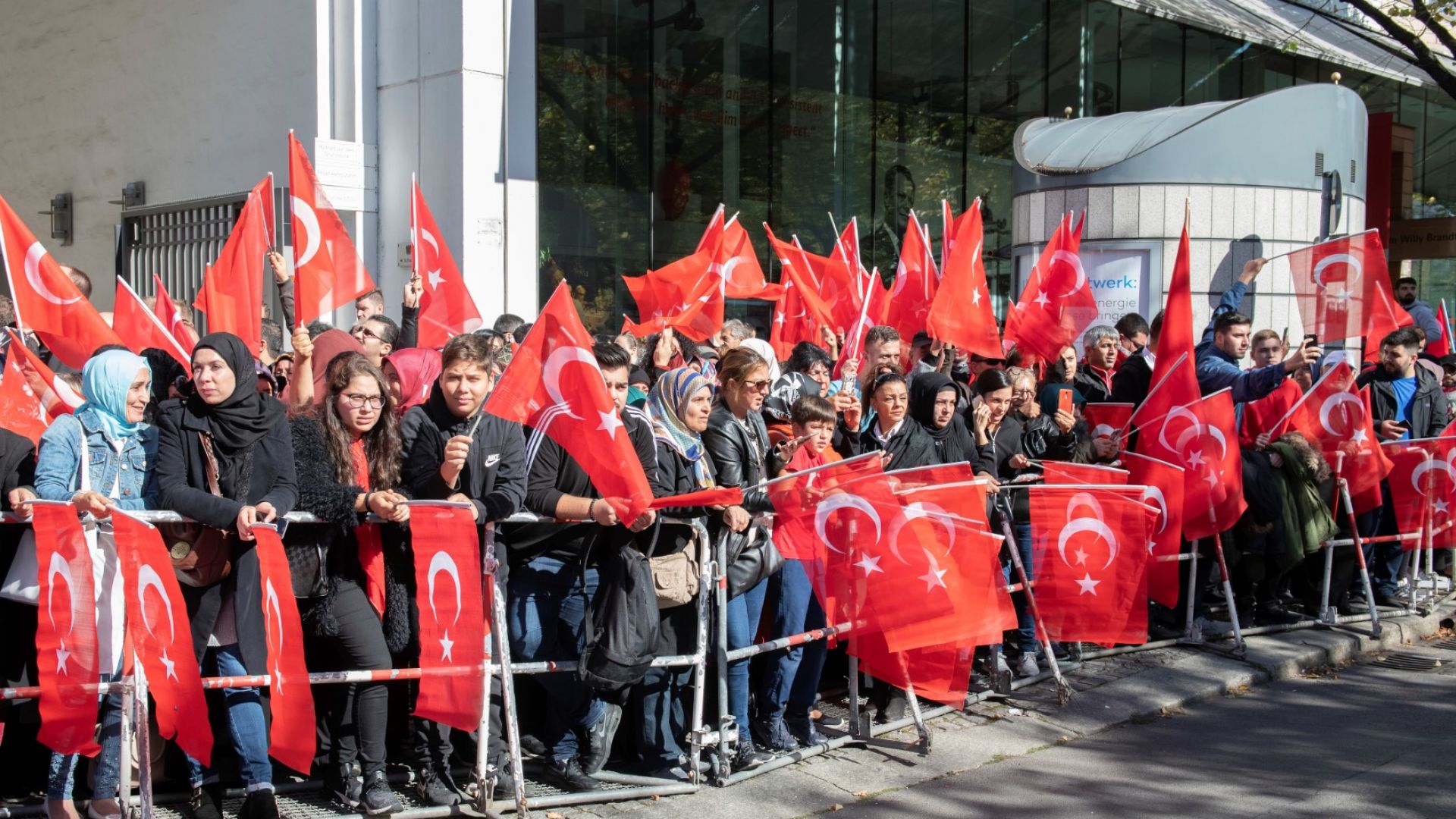 Ердоган пристигна в Берлин, турски фенове го посрещнаха със знамена