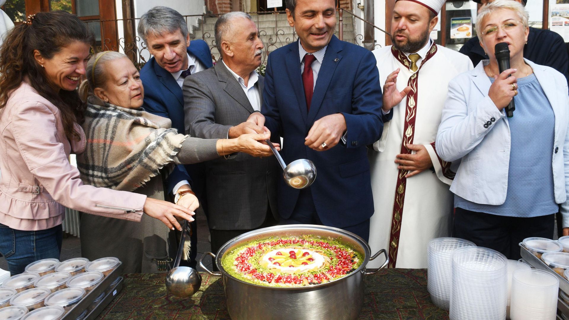 Над 500 ашурета раздадоха на площад Римски стадион в Пловдив