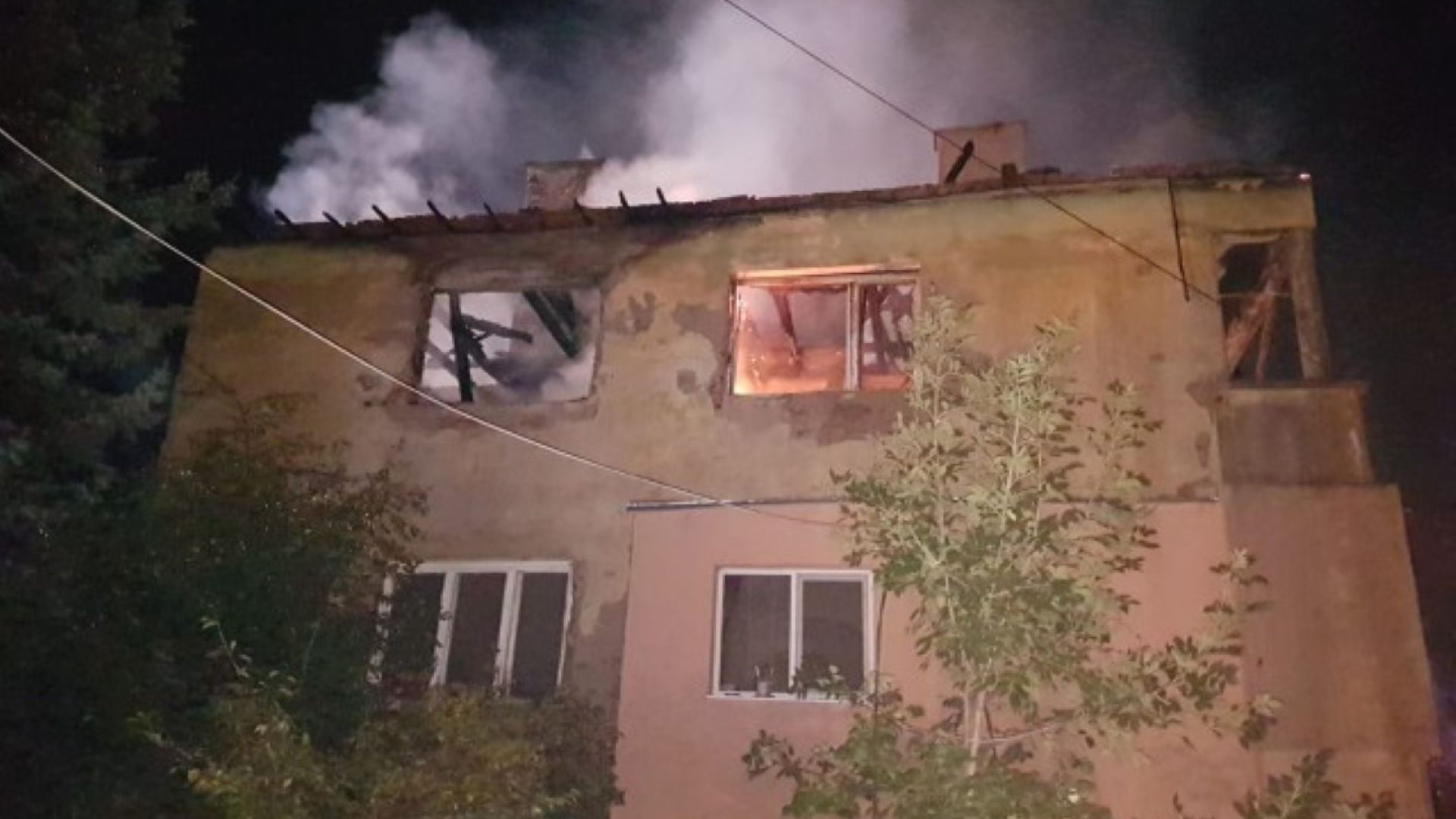 Силно обгоряло тяло е открито при огледа след пожара в