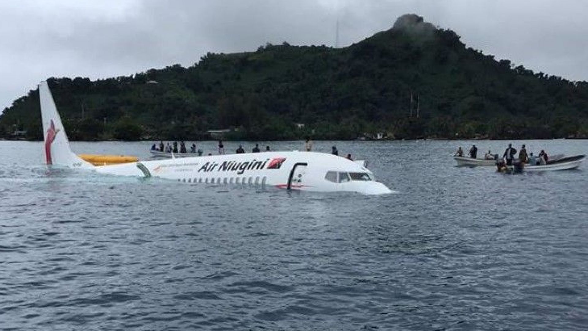 Самолет на авиокомпанията Еър Ниугини се приводни в океана след