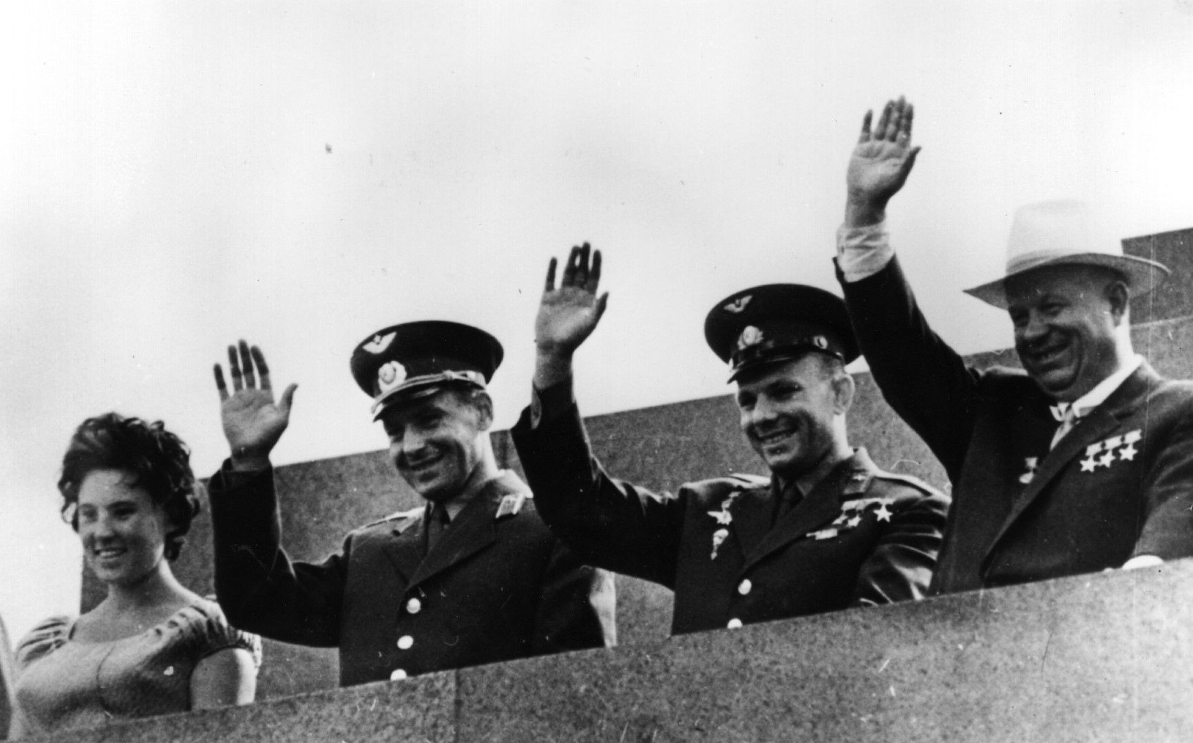 Заедно с космонавтите Юрий Гагарин и Герман Титов през август 1961 г.