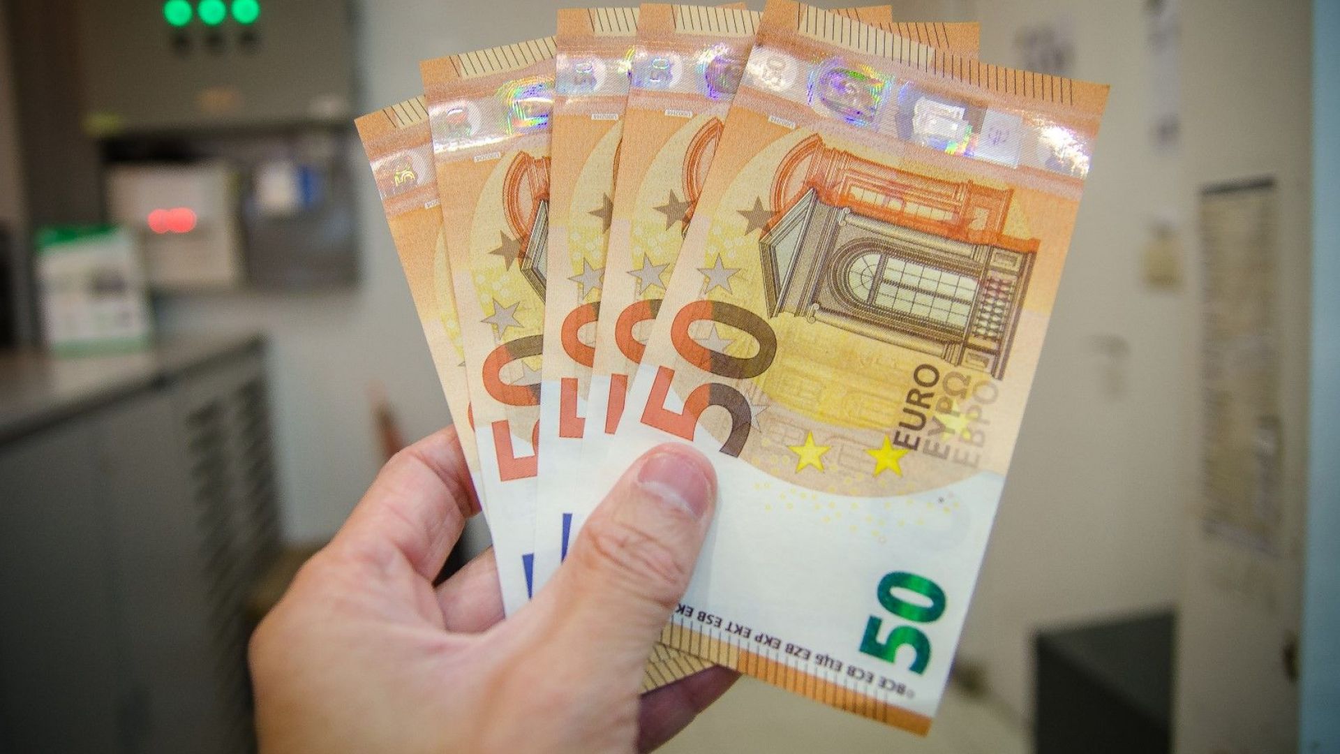 Виж още Седмокласници предадоха в полицията пълна чанта с документи